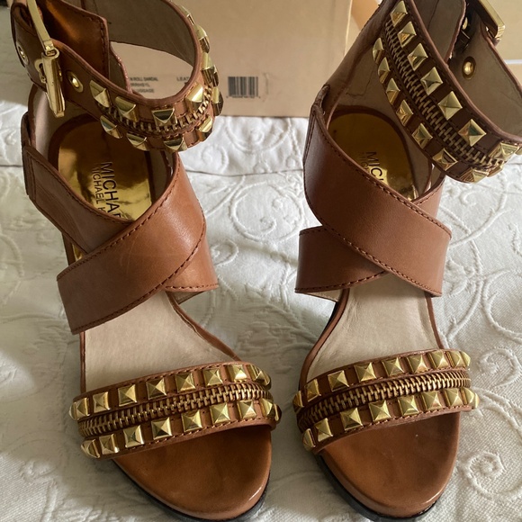 Michael Kors beige leather studded pumps 7 - Picture 2 of 5